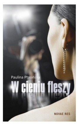 W cieniu fleszy - Paulina Ptasińska - Ebook - 978-83-7942-288-3